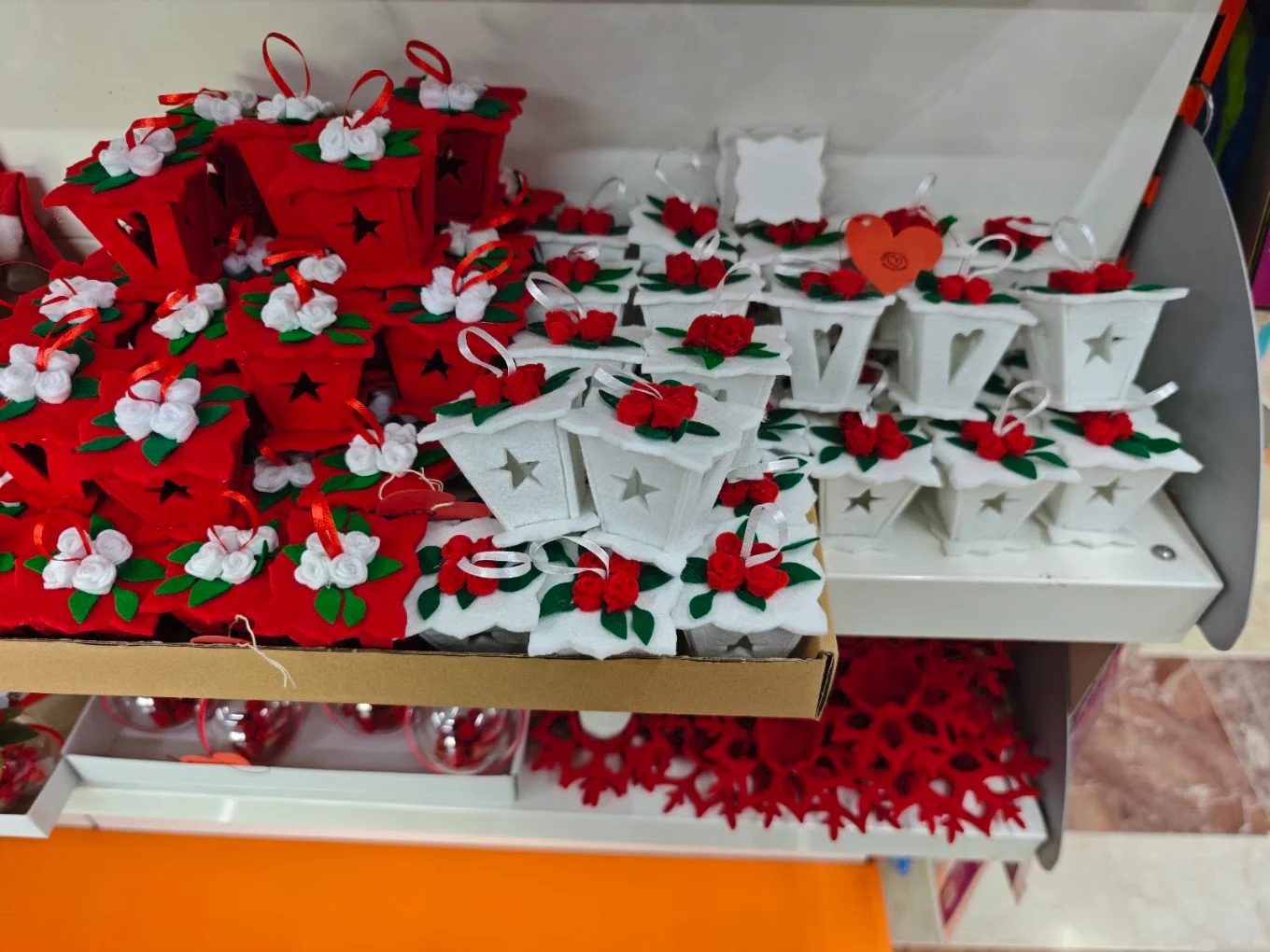 Decorazioni rosse e bianche esposte in negozio
