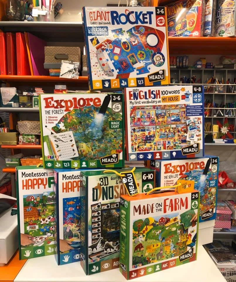 Giochi per bambini esposti all'Edicola Visentin