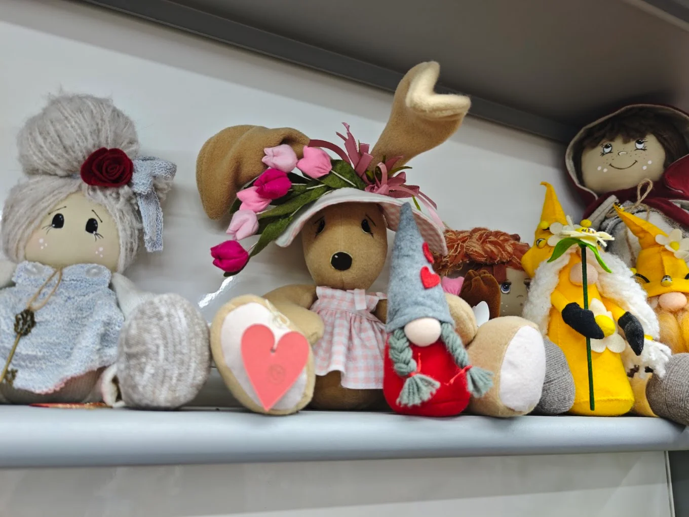 Pupazzi e piccole idee regalo sugli scaffali