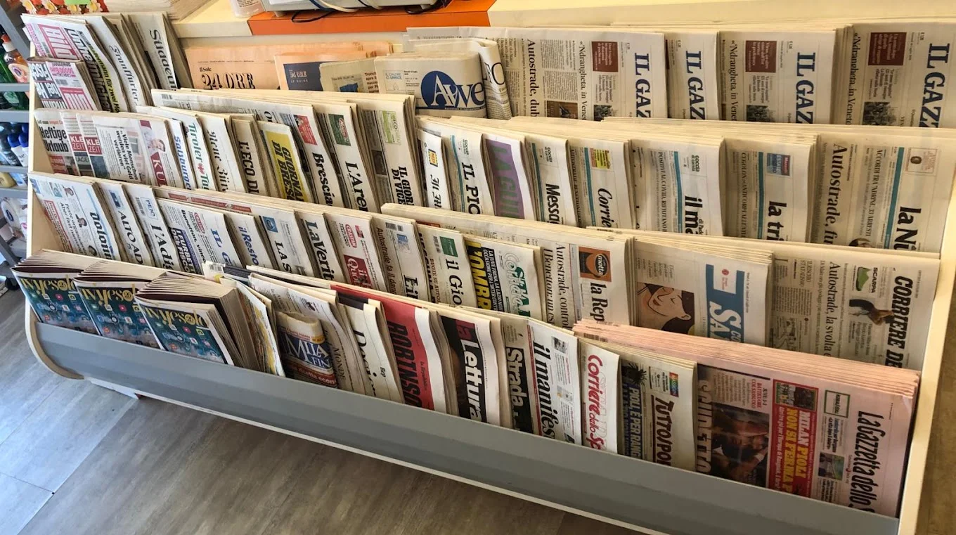 Quotidiani nazionali e internazionali esposti in edicola