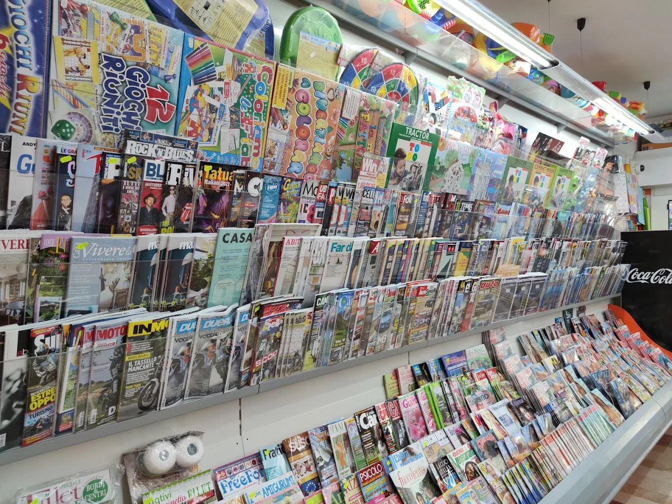L'esposizione di riviste e pubblicazioni all'interno dell'Edicola Visentin